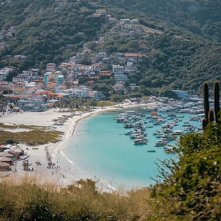 Maravillosa casa de 6 dormitorios en Praia Grande *** SIN CA