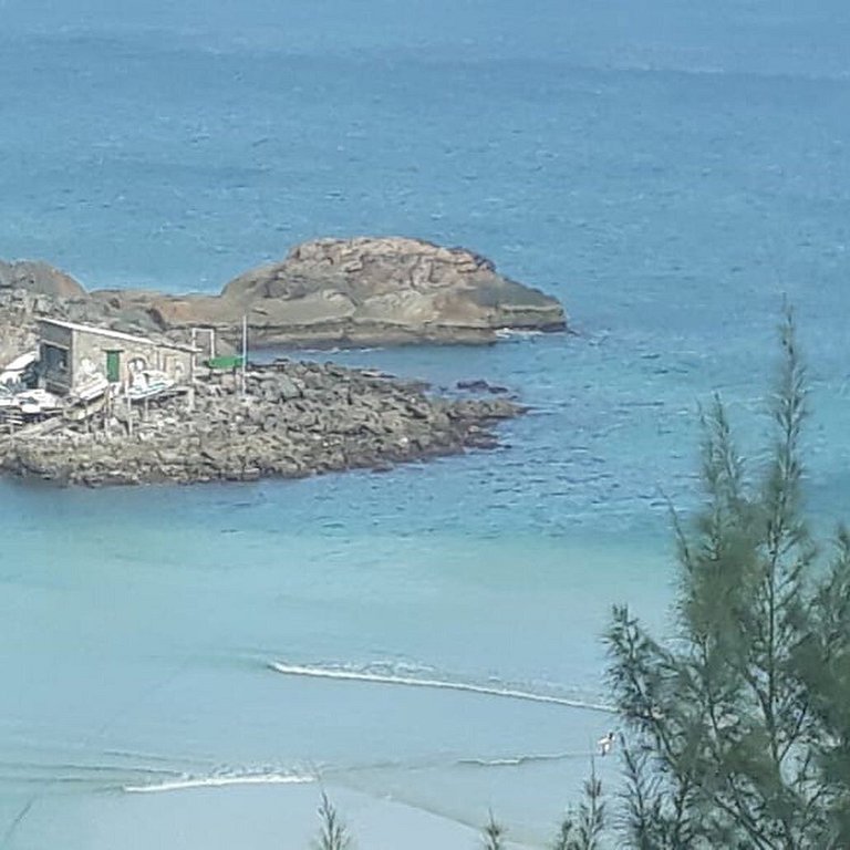 Maravillosa casa de 6 dormitorios en Praia Grande *** SIN CA