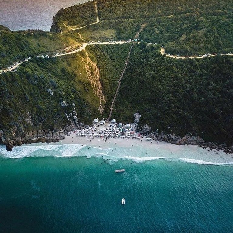 Maravillosa casa de 6 dormitorios en Praia Grande *** SIN CA