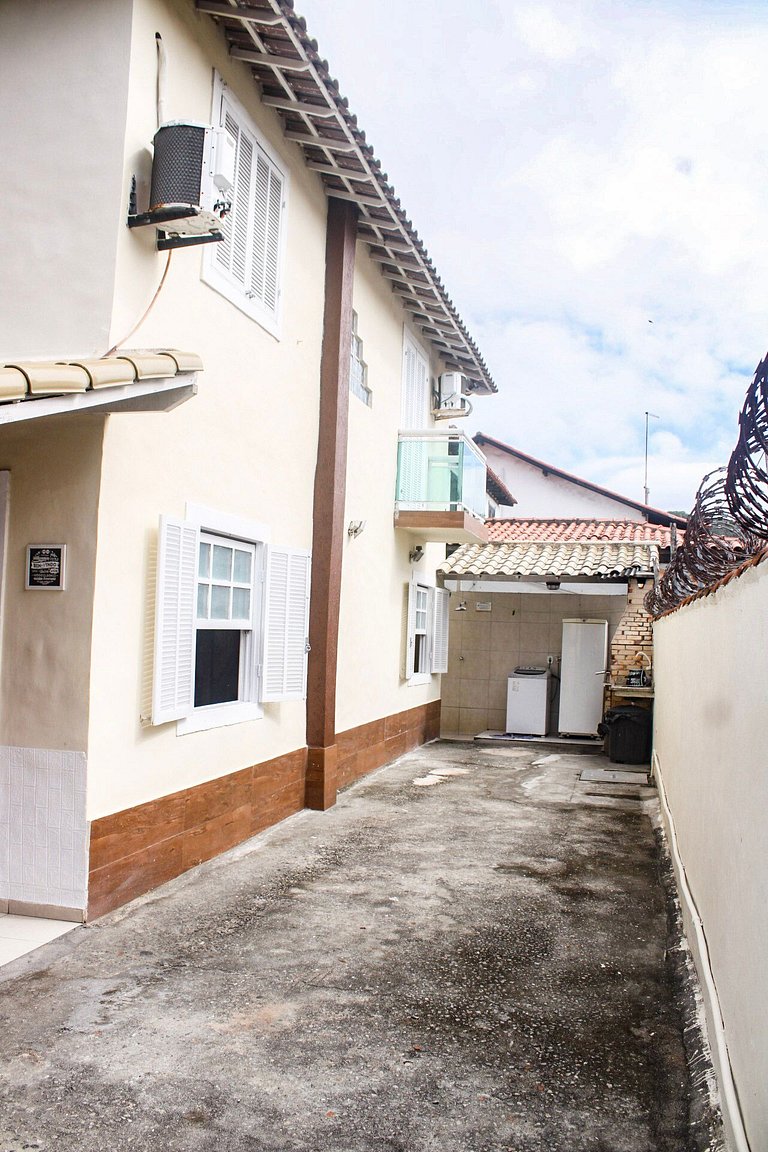 Maravillosa casa de 6 dormitorios en Praia Grande *** SIN CA